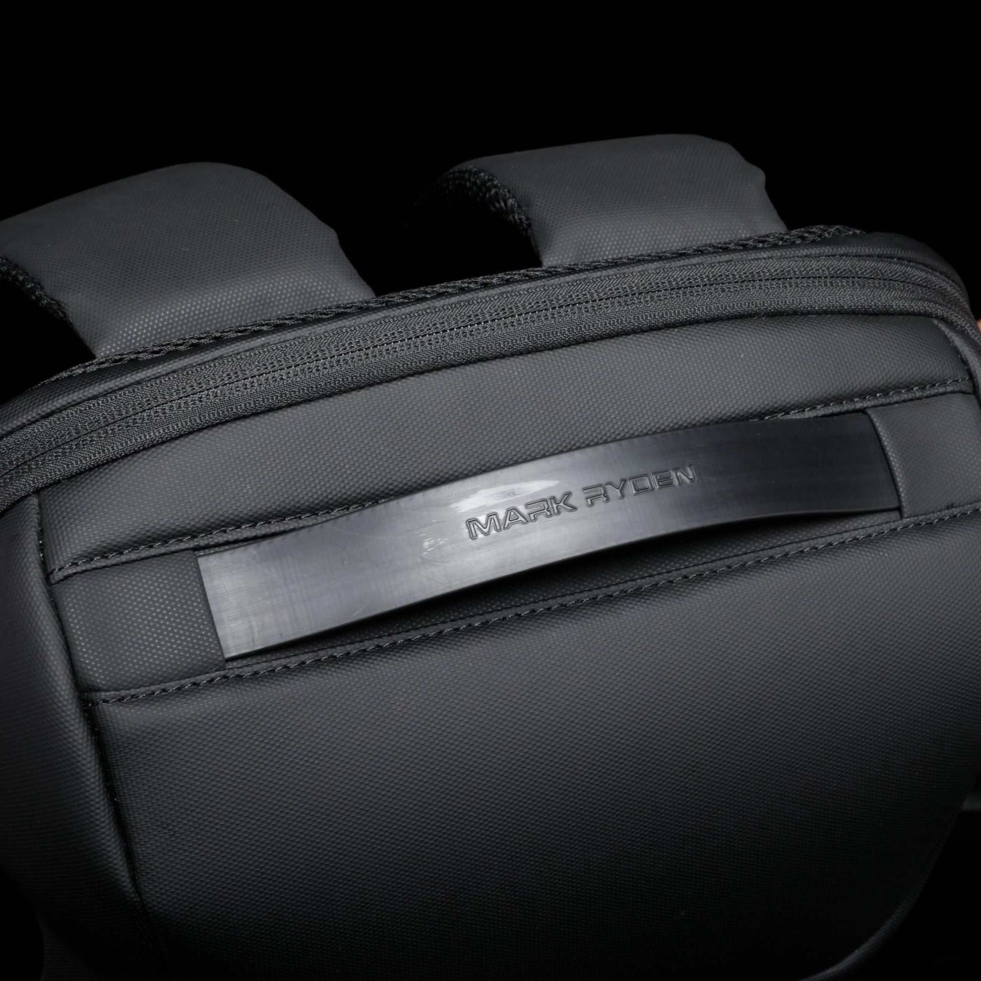 Mark Ryden Graphite laptop hátizsák dizájnos külsővel