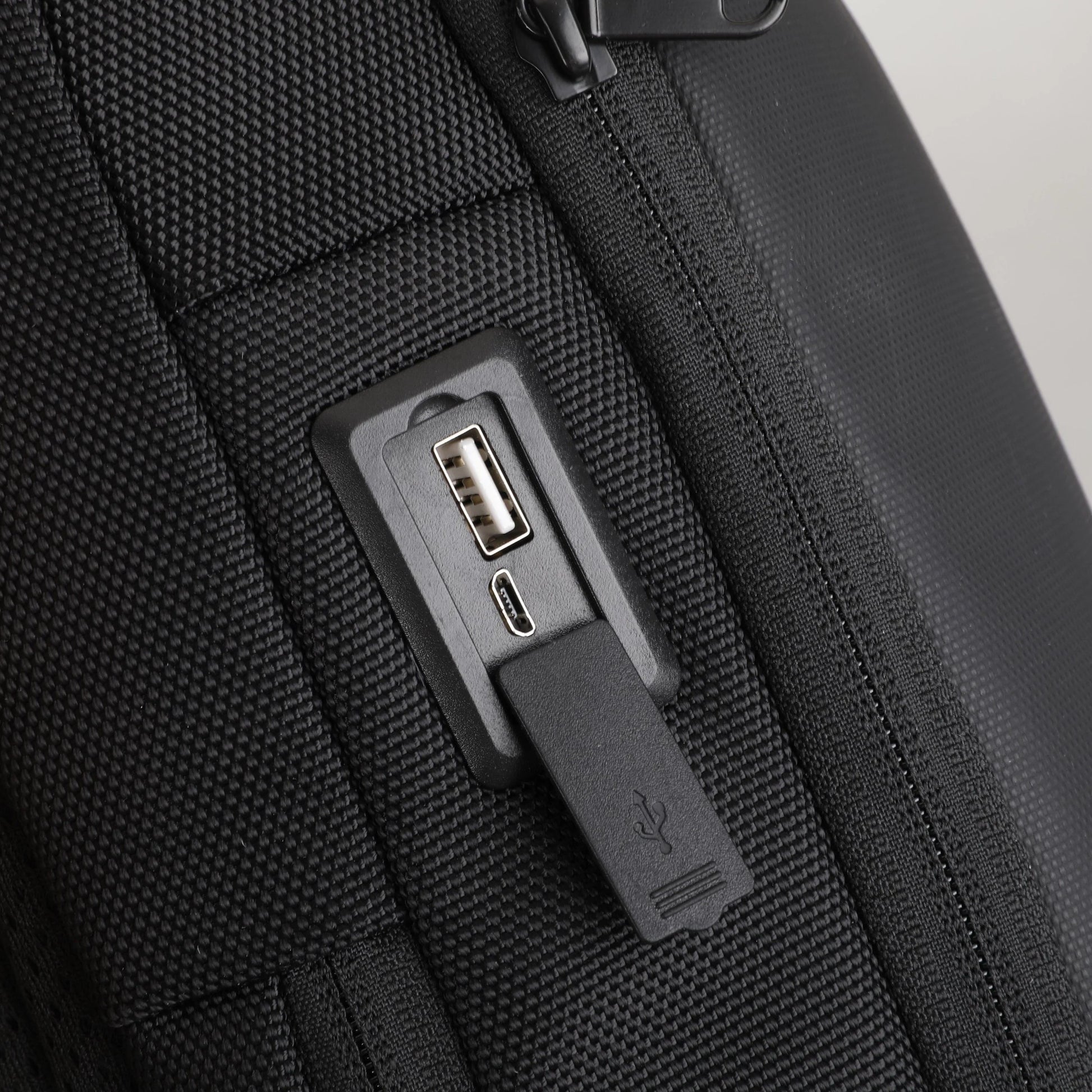 Mark Ryden Crossbody Válltáska USB töltővel
